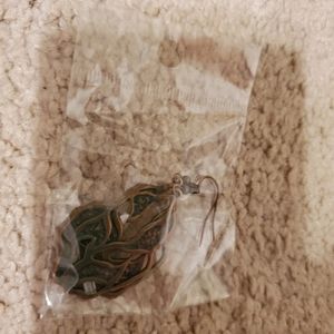 Dangle leaf earrings